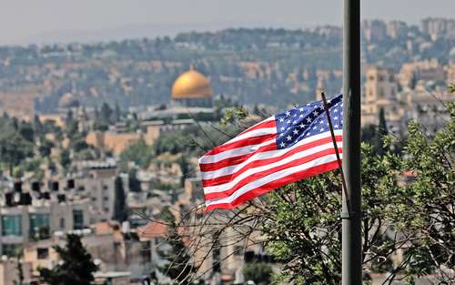 La bandera de EU ondea en Jerusalén durante la visita de Biden (14 de julio), mientras liberales y conservadores debaten sobre cuál debe ser la política exterior del país.