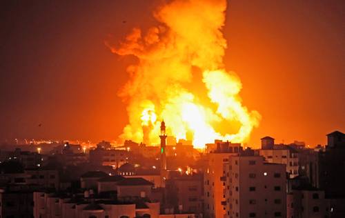 El fuego causado por el ataque aéreo de Tel Aviv se pudo observar a varios kilómetros.