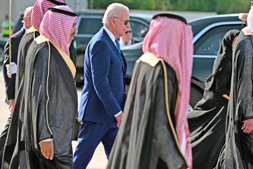 El mandatario de EU se reunió con el príncipe heredero saudita, Mohammed bin Salman, en su primera gira por la región.