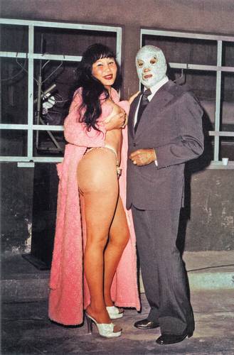 Lourdes, en medio de los torbellinos, invisible o aceptada, libre como ellos y ellas dentro de un juego que envidiarían el teatro del absurdo a la Ionesco. En la imagen, Lyn May y El Santo. Foto tomada de libro Espectacular de lucha libre. Fotografías de Lourdes Grobet