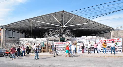 En 2021, tortilleros protestaron en bodegas de Segalmex en Chilpancingo por la salida de maíz comprado en Guerrero.