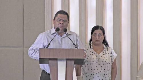 Mario Escobar y Dolores Bazaldúa, padres de Debanhi, durante la conferencia que ofreció ayer la fiscalía de Nuevo León para informar que la joven de 18 años localizada muerta en el municipio de Escobedo fue asesinada por asfixia.