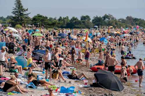 Ante la implacable ola de calor que afecta a Europa, los residentes buscan maneras de refrescarse debido a que el temómetro alcanza en algunas zonas 40 grados centígrados. En la imagen, la playa de Karrebaeksminde, en Dinamarca.
