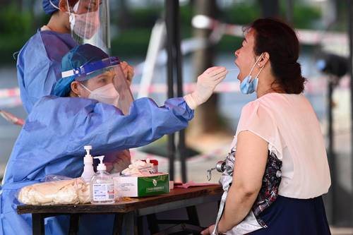 Trabajador de la salud toma una muestra en un sitio de recolección en Nanning, China. El saldo global de la pandemia es de 566 millones 317 mil 992 contagios confirmados y 6 millones 380 mil 100 decesos, según la Universidad Johns Hopkins.