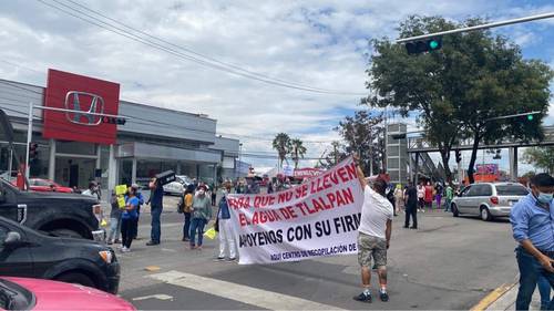 Vecinos de Tlalpan fueron replegados a la altura de la estación del Metrobús El Caminero por policías cuando exigían que se detengan las obras de una línea de conducción que aseguran tiene como fin abastecer el proyecto Conjunto Estadio Azteca.