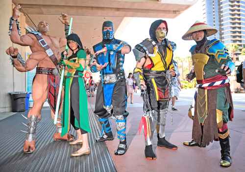 Miles de cosplayers y nerds se reunieron ayer en San Diego, California, para la primera Comic-Con a gran escala en tres años, el mayor encuentro mundial de la cultura pop. Los estudios de Hollywood, incluyendo Disney y Warner Bros, asisten para mostrar sus próximas películas; no han desmentido los rumores de que darán un adelanto de la nueva secuela de Marvel Pantera negra: Wakanda para siempre.