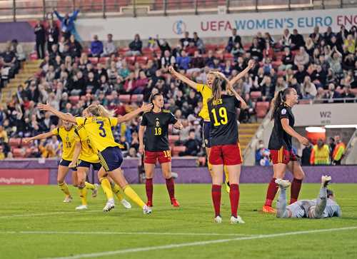 Suecia, vigente campeona olímpica y número dos en la clasificación de la FIFA, derrotó 1-0 a Bélgica en los cuartos de final de la Eurocopa femenil y se citó en semifinales, el martes en Sheffield, con la anfitriona Inglaterra que venció 2-1 a España. Las suecas se estrellaron repetidamente ante la ordenada defensa belga, pero Linda Sembrant aprovechó una de las últimas oportunidades del encuentro para marcar el gol definitivo al minuto 90. El jueves pasado, Alemania selló su pase al imponerse 2-0 a Austria y su adversario saldrá del partido restante que disputan hoy Francia y Holanda.