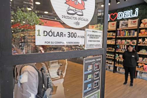 El gobierno de Argentina lanzó operativos de control de precios en supermercados después de que la caída del peso en las últimas semanas generó aumentos en una variedad importante de bienes, informó la Secretaría de Comercio. La depreciación del peso, que esta semana alcanzó mínimos históricos casi a diario en el mercado informal, generó incertidumbre en industrias y comercios por temor a que los costos se disparen ante las restricciones impuestas por el banco central para acceder a divisas a través del mercado formal. Debido a esas restricciones, la brecha entre el peso en el mercado formal y el informal llegó hasta 160 por ciento. En junio, la inflación fue de 5.3 por ciento y expertos prevén que para el final del año alcanzará 76 por ciento.