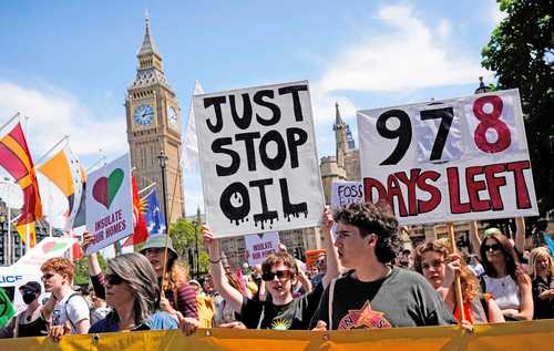 Los inconformes exigieron en la plaza del Parlamento parar los permisos a petroleras y cobrar más impuestos a empresas altamente contaminantes con el fin de evitar una crisis ecológica.