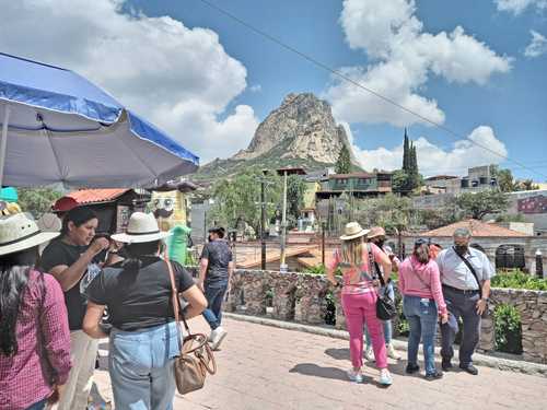 El pueblo mágico de Bernal, cuya principal derrama económica proviene del turismo, enfrenta desabasto de agua y hay habitaciones de hotel que no se pueden alquilar por ubicarse en partes altas donde no llega el líquido.