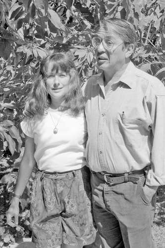  José Agustín con su esposa, en una foto de Barry Domínguez, captada en 1966. Foto Verónica Rosales / Fotogramma