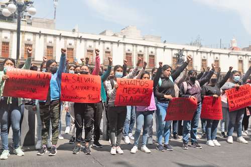 Alumnas de la normal rural Carmen Serdán demandaron ayer en la capital la intervención federal para establecer una mesa de diálogo con el gobierno de Barbosa.