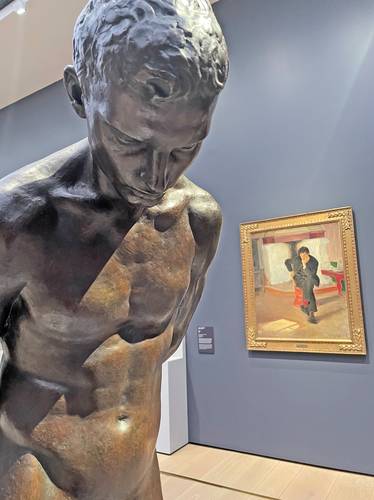 Desde la arquitectura al diseño, con lo mejor del mundo del arte antiguo y contemporáneo, el nuevo Museo Nacional (Nasjonalmuseet) de Oslo, que tardó ocho años en construirse, alberga una magna colección que reúne más de 6 mil 500 piezas, además de una biblioteca y el archivo especializado más grande del norte de Europa. En la imagen, escultura montada en una sala, y, al fondo, el lienzo El soñador. Retrato del artista Torleiv Stadskleiv (1895), del pintor noruego Halfdan Egedius.