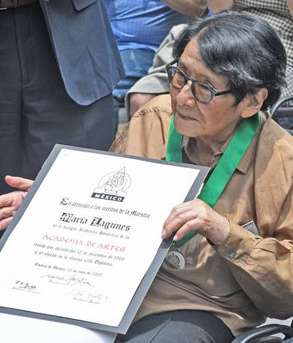 María Lagunes fue reconocida con un diploma y una medalla que la acreditan como integrante honoraria de la Academia de Artes, durante un acto en el Museo de Arte Moderno como reconocimiento a su trayectoria.