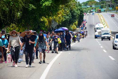 EXTENUANTE CAMINATA. Unos 4 mil migrantes salieron el lunes pasado de Tuxtla Gutiérrez, Chiapas, y ayer aguardaban en Huixtla que las autoridades del INM los atendieran.