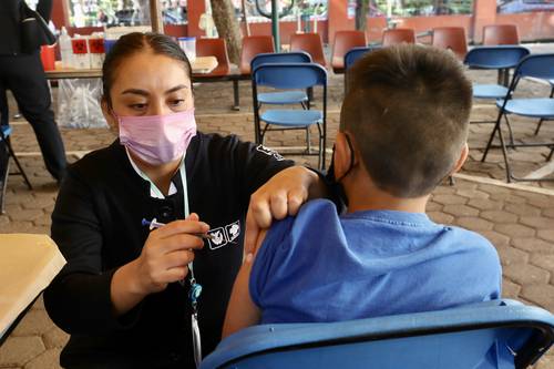 En un centro de salud de Xochimilco, pequeños reciben dosis contra el covid-19.