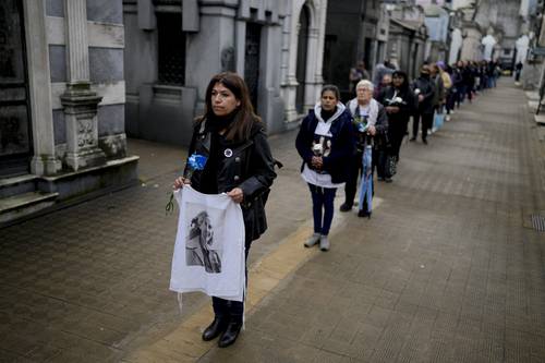 Fila en el Cementerio de la Recoleta, en Buenos Aires, para visitar la tumba de Evita.