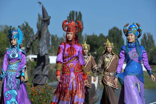 Miembros del conjunto de danza folclórica rusa de Adygea, durante el festival World Nomads Fashion Issyk-Kul 2022, en Cholpon-Ata, al este de Bishkek, Kirguistán.