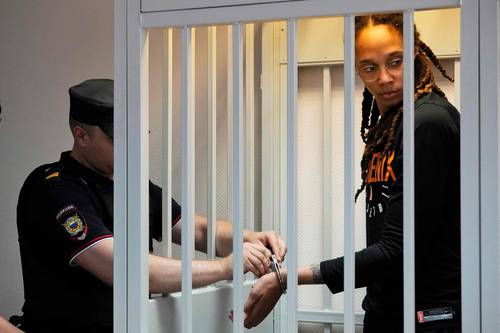 La jugadora de la WNBA fue detenida en febrero en el aeropuerto de Moscú por llevar en su equipaje de mano “vaporizadores” y un líquido con aroma a aceite de cannabis, según informaron las autoridades rusas.