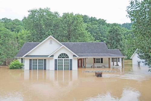 Al menos ocho personas han muerto hasta ahora por las inundaciones que afectan el estado de Kentucky. La imagen, en Jackson, cerca del río Kentucky.