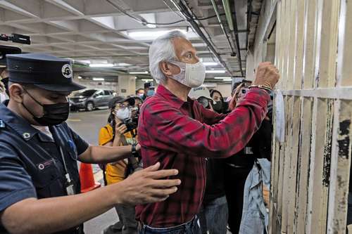 Políticos y activistas condenaron ayer el arresto del periodista de investigación José Rubén Zamora, quien dirige el diario El Periódico, especializado en destapar la corrupción en Guatemala. En la imagen, el comunicador antes de ser cambiado de celda.