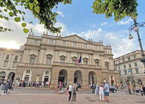 Destruido por un bombardeo en 1943 y reconstruido tres años después, por aquí pasaron desde Europa riconosciuta, de Salieri, hasta Madame Butterfly, de Puccini.