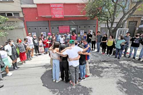 CASO NARVARTE: SIETE AÑOS SIN VERDAD NI JUSTICIA. Familiares y amigos participaron ayer en el séptimo festival Arte para no Olvidarte para exigir verdad y justicia ante los asesinatos de Ale­jandra Negrete, Mile Martín, Yesenia Quiroz, Nadia Vera y Rubén Espinosa, per­pe­trados en Luz Saviñón 1909, colonia Narvarte, en 2015. Los avances en las pesquisas “son escasos”, denunciaron.