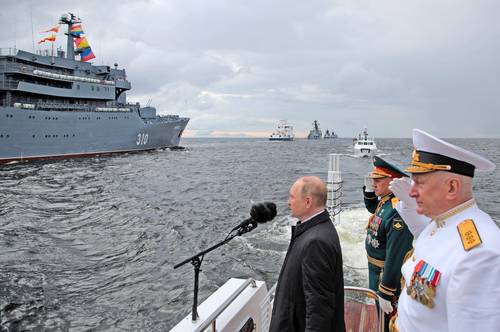 El presidente ruso, Vladimir Putin, flanqueado por el ministro de Defensa, Serguei Shoigú, y el comandante en jefe de la Marina, Nikolai Yevmenov, encabezó ayer un desfile naval en San Petersburgo.