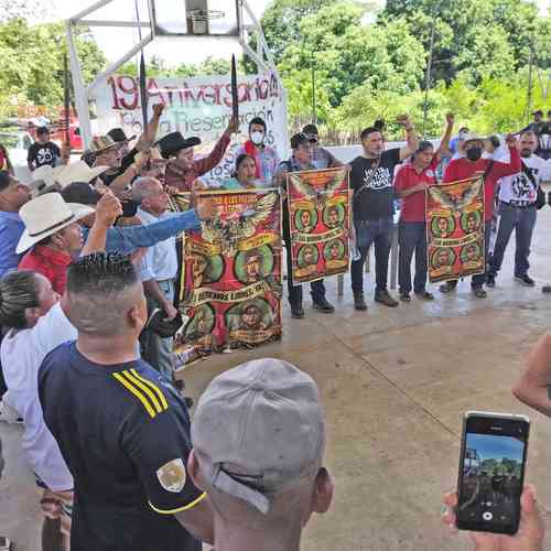 En la ceremonia por el 19 aniversario del Consejo de Ejidos y Comunidades Opositores a la Presa La Parota, que se llevó a cabo ayer en el poblado de Cacahuatepec, en la zona rural de Acapulco, Guerrero, los integrantes de esa organización recordaron la desaparición de 10 de sus integrantes, señalaron que se han liberado 80 órdenes de aprehensión en su contra y han encarcelado a 60 comuneros.