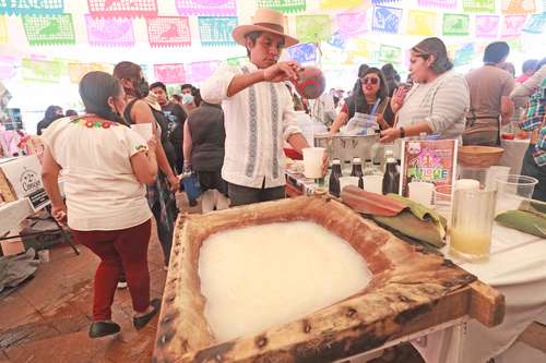 Aspecto del 4º Festival del Pulque Gastronómico y Artesanal que se realizó en la explanada de la alcaldía de Cuauhtémoc, donde los asistentes disfrutaron de actividades deportivas, como el juego de pelota, y tuvieron la oportunidad de degustar alimentos y bebidas elaboradas a base de la savia del maguey, como pulque natural y curados con frutas del tiempo, diversos granos y frutos secos.