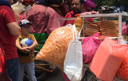 Venta de productos con exceso de calorías a las afueras de un plantel escolar.