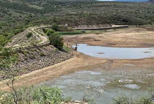 La presa Parral, en Chihuahua, se encuentra a 2 por ciento de su capacidad; agricultores informaron de mortandad de peces en el embalse, afectado por la sequía en gran parte de la entidad.