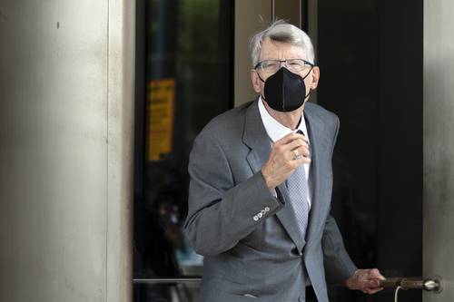 El escritor Stephen King abandona la corte federal después de testificar para el Departamento de Justicia en su intento de bloquear la fusión propuesta de dos de las editoriales más grandes del mundo, Penguin Random House y Simon & Schuster, ayer en Washington.