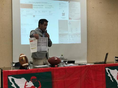 César Arturo Barrera, presidente de la Federación Mexicana de Futbol Americano, muestra documentos para argumentar lo complicado que fue financiar el viaje de las seleccionadas nacionales.