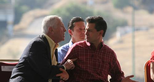 En una imagen de 2010, Enrique Peña Nieto, cuando era gobernador del estado de México, escucha con un gesto de molestia a José Andrés de Oteyza, entonces presidente en México de la firma española OHL.
