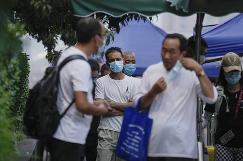 Residentes de Pekín esperan turno para realizarse pruebas de rutina de coronavirus.