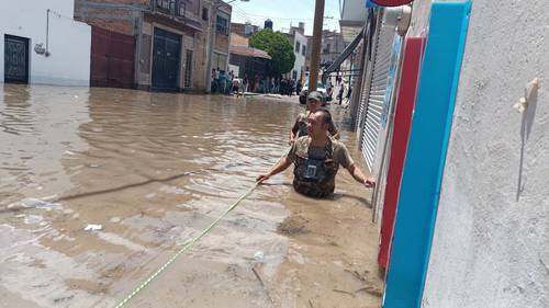 Las fuertes lluvias que cayeron ayer en Jalisco propiciaron inundaciones en la zona metropolitana de Guadalajara y desbordaron el río San Miguel, en el municipio de San Miguel El Alto, donde fueron desalojadas al menos 150 personas, y se contabilizaron estragos en 19 viviendas y en 12 comercios; además, se reportó que un muro se desplomó debido al desborde de un canal en El Salto.