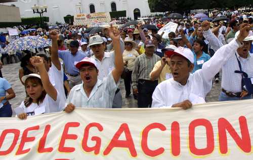 En 2005, más de 30 mil sindicalizados e integrantes de organizaciones marcharon en Tuxtla Gutiérrez, Chiapas.