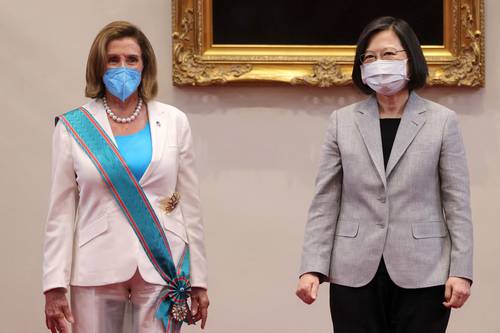 La presidenta de la Cámara de Representantes de Estados Unidos, la demócrata Nancy Pelosi (a la izquierda), en su encuentro con la presidenta de Taiwán, Tsai-Ing-wen, ayer en la ciudad de Taipéi.