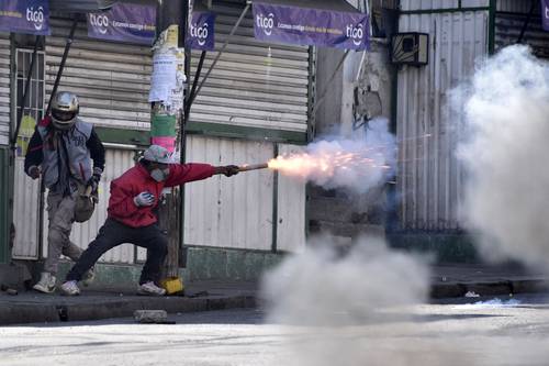 Enfrentamiento ayer en La Paz entre policías y cocaleros que exigen al gobierno el cierre de un mercado “ilegal”.