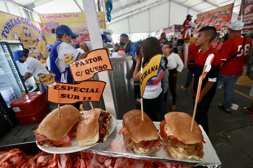 Ayer se inició la edición 17 de la Feria de la Torta en la explanada de la alcaldía Venustiano Carranza, que concluirá el domingo y con la que, adelantó la alcaldesa Evelyn Parra, se contribuye a reactivar la economía local. En esta actividad participan más de 100 expositores nacionales e internacionales.