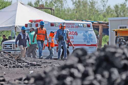 Personal de rescate trabaja en la mina de carbón donde 10 trabajadores quedaron atrapados ayer después de un colapso, en el municipio de Sabinas, Coahuila.