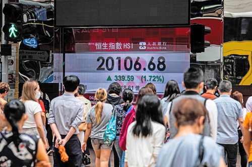 Los mercados financieros resienten las tensiones geopolíticas en Asia. Pantalla electrónica con el índice Hang Seng en Hong Kong.
