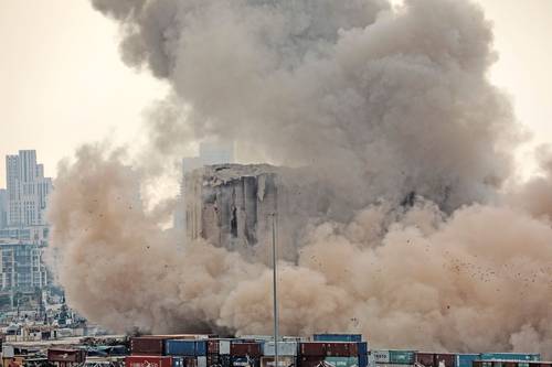 Las ruinas de los silos del puerto de Beirut, consideradas un símbolo de la explosión que ayer hace dos años causó más de 200 muertos y 6 mil 500 heridos, volvieron a sufrir un colapso parcial en medio de la llegada de cientos de inconformes ante la falta de respuesta tras la tragedia. Una nube de polvo se elevó a la hora en que tres marchas arribaban a la zona.