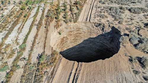 El gobierno de Chile investiga las causas de un socavón de 32 metros de diámetro y 64 metros de profundidad aparecido cerca de una mina de cobre en el desierto de Atacama. Expertos viajaron al municipio de Tierra Amarilla, 800 kilómetros al norte de Santiago. Un perímetro de seguridad de 100 metros fue establecido alrededor del hundimiento, ubicado dentro de los terrenos de la mina Alcaparrosa de Candelaria, operada por la canadiense Lundin Mining, donde no se registraron víctimas, de acuerdo con el informe corporativo.