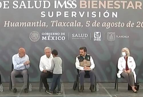 Un niño de 8 años se coló en el acto del Presidente para darle una carta en la que pide liberar a su papá.