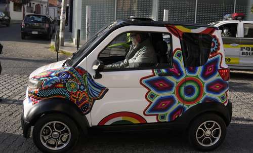 Marcelo Ebrard maneja hacia la embajada de México en un automóvil eléctrico fabricado en Bolivia.