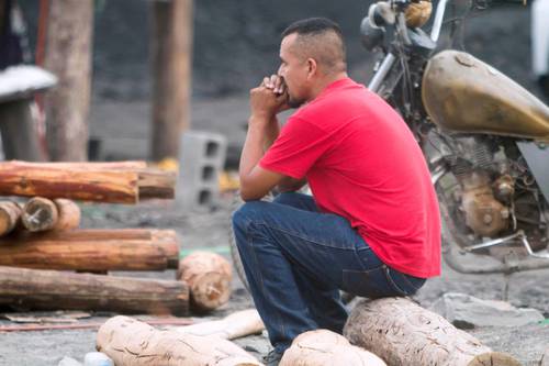 El familiar de uno de los trabajadores atrapados espera cerca de la mina de carbón en el municipio de Sabinas, Coahuila.