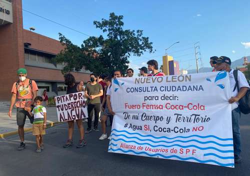 Integrantes de organizaciones civiles marcharon ayer rumbo a las instalaciones de la empresa Arca Continental-Coca Cola, en Monterrey, para clausurar de manera simbólica la planta.