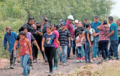 Los familiares de los mineros aguardan en campamentos improvisados cerca del lugar del desastre.